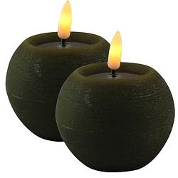 Foto van Magic flame led kaarsen/bolkaarsen -2x st- rond -olijf groen -8x7,5 cm - led kaarsen