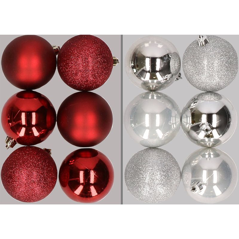 Foto van 12x stuks kunststof kerstballen mix van donkerrood en zilver 8 cm - kerstbal