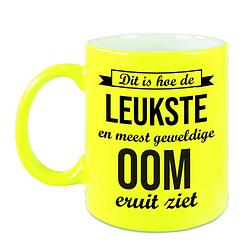 Foto van Leukste en meest geweldige oom cadeau koffiemok / theebeker neon geel 330 ml - feest mokken