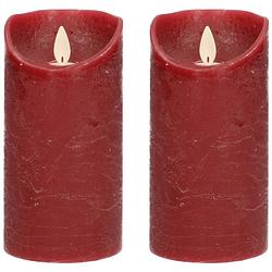 Foto van 2x bordeaux rode led kaarsen / stompkaarsen 15 cm - luxe kaarsen op batterijen met bewegende vlam