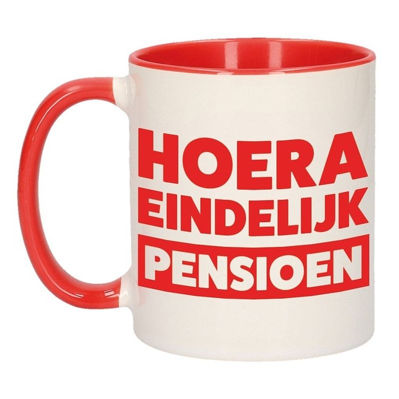 Foto van Pensioen mok / beker rood hoera eindelijk met pensioen 300 ml - feest mokken