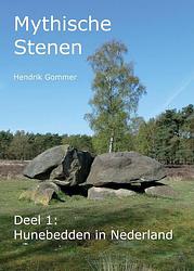 Foto van Mythische stenen deel 1: hunebedden in nederland - hendrik gommer - paperback (9789083000688)