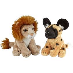 Foto van Safari dieren serie pluche knuffels 2x stuks - wilde hond en leeuw van 15 cm - knuffeldier
