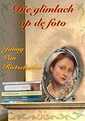 Foto van Die glimlach op de foto - janny van rietschoten - paperback (9789464920345)