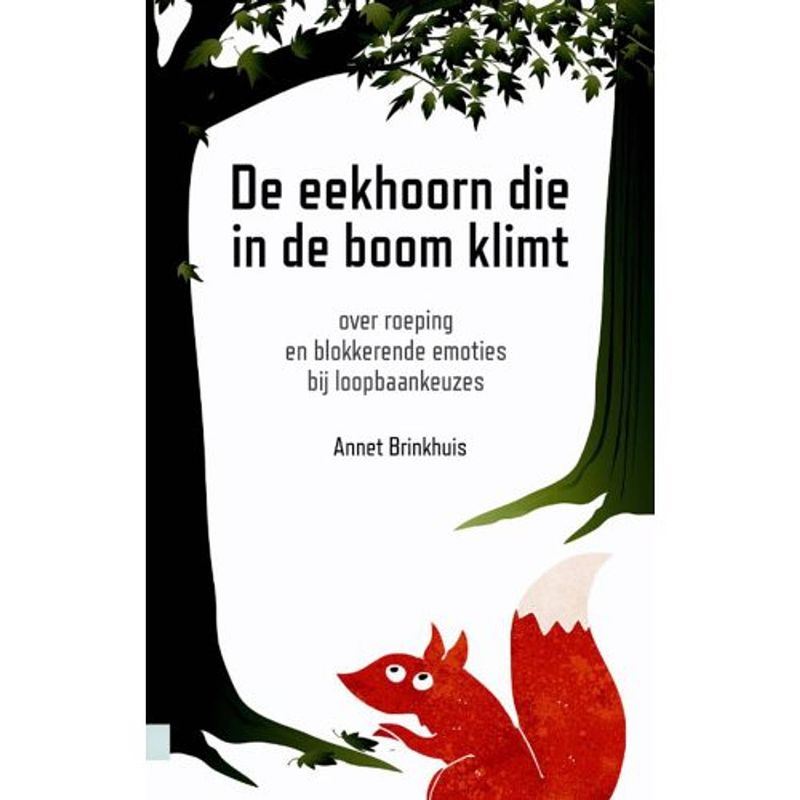 Foto van De eekhoorn die in de boom klimt