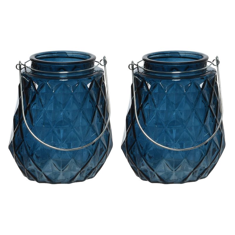 Foto van 2x stuks theelichthouders/waxinelichthouders ruitjes glas donkerblauw met metalen handvat 11 x 13 cm - waxinelichtjeshou