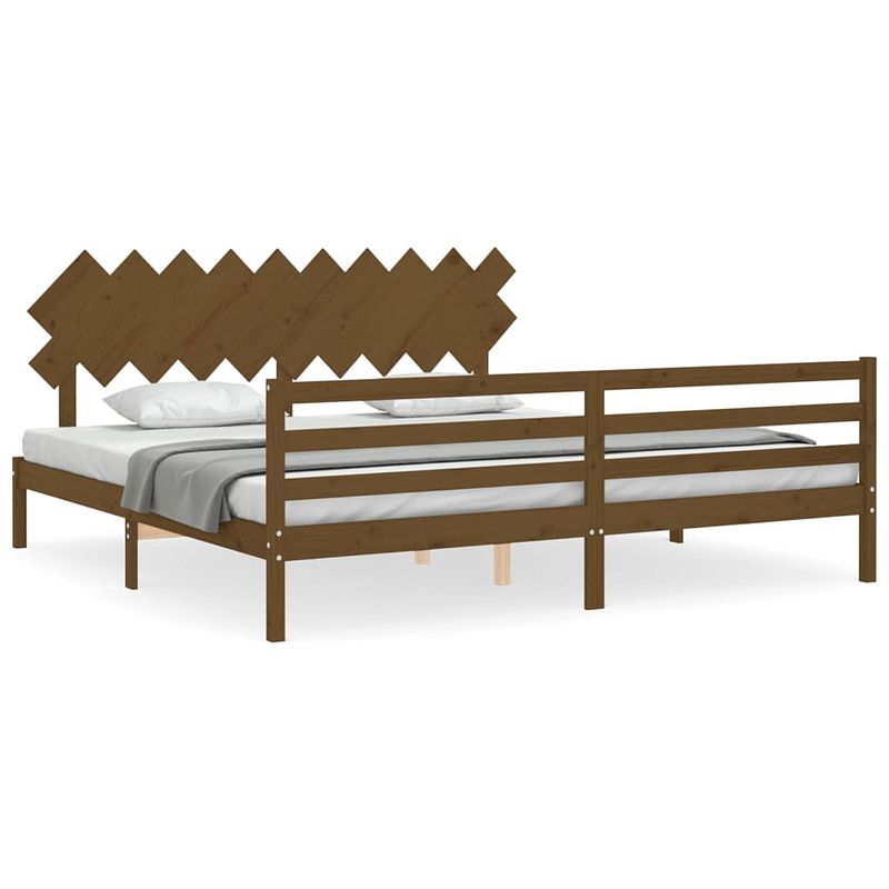 Foto van The living store bedframe - massief grenenhout - 205.5 x 205.5 x 81 cm - honingbruin