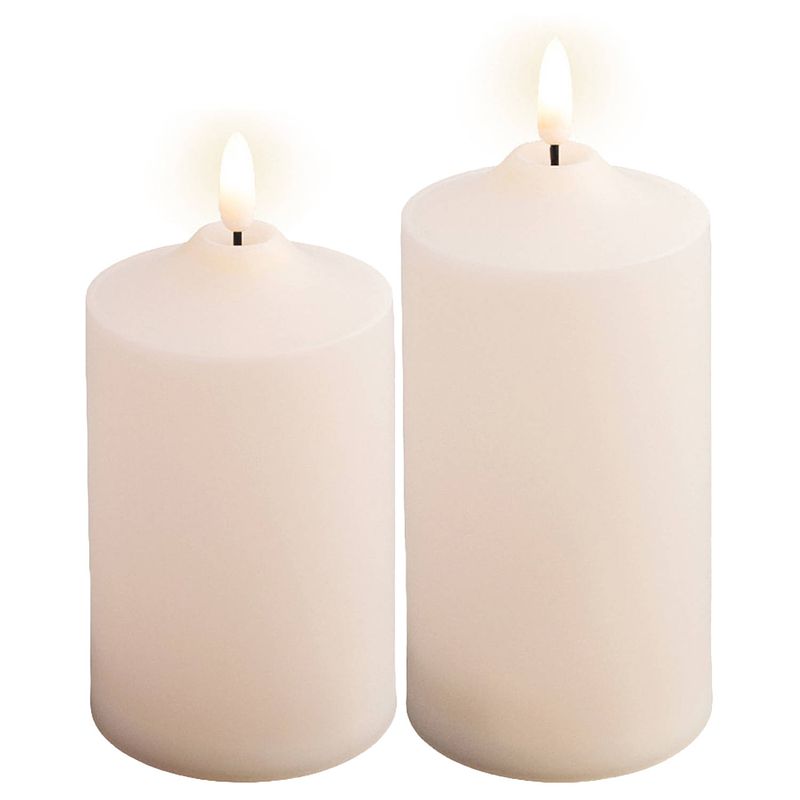 Foto van Led kaarsen/stompkaarsen - set 2x - creme wit - d7,5 x h15 en h17 cm - voor buiten - timer - led kaarsen