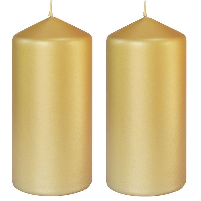 Foto van 2x stuks gouden cilinder kaarsen /stompkaarsen 15 x 7 cm 52 branduren sfeerkaarsen - stompkaarsen