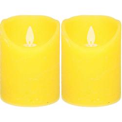 Foto van 2x gele led kaarsen / stompkaarsen met bewegende vlam 12,5 cm - led kaarsen