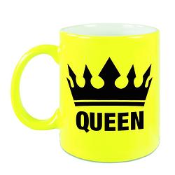 Foto van Cadeau queen mok/ beker fluor neon geel met zwarte bedrukking 300 ml - feest mokken