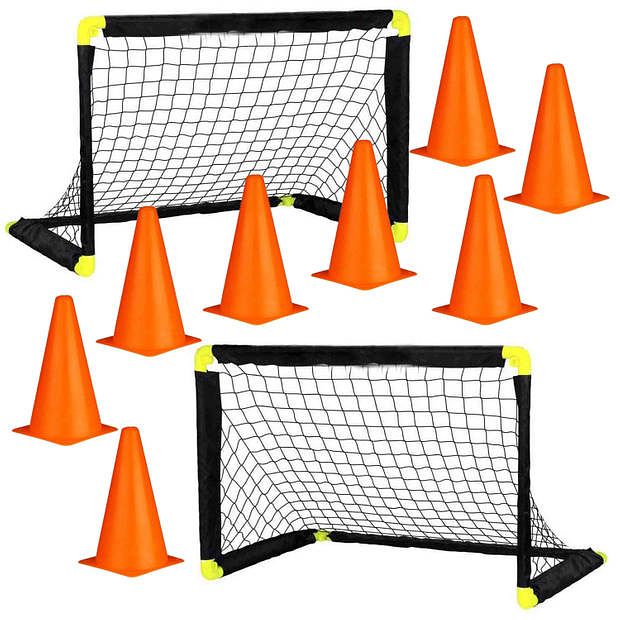Foto van 2x voetbal goals/doelen set met 8x oranje pionnen - voetbaldoel