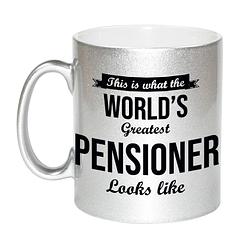 Foto van How the worlds greatest pensioner looks like mok / beker zilver pensioen cadeau collega 330 ml - feest mokken