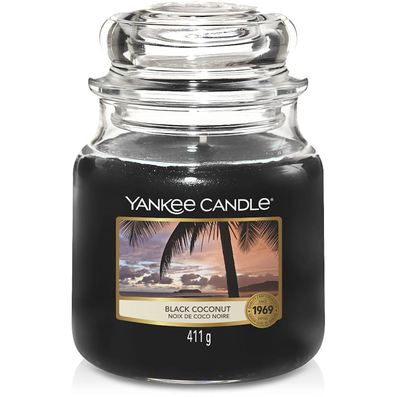 Foto van Yankee candle geurkaars medium black coconut - 13 cm / ø 11 cm