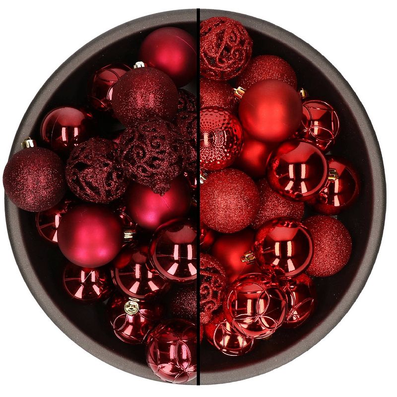 Foto van 74x stuks kunststof kerstballen mix van rood en donkerrood 6 cm - kerstbal