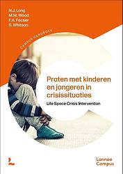 Foto van Praten met kinderen en jongeren in crisissituaties (nieuwe editie) - f.a. fecser, m.m. wood, n.j. long, signe whitson - paperback (9789401486521)