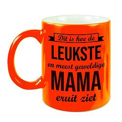 Foto van Leukste en meest geweldige mama cadeau koffiemok / theebeker neon oranje 330 ml - feest mokken