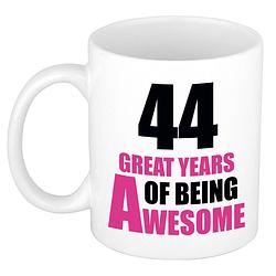 Foto van 44 great years of being awesome cadeau mok / beker wit en roze - feest mokken