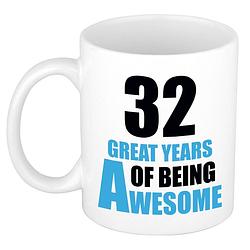 Foto van 32 great years of being awesome cadeau mok / beker wit en blauw - feest mokken