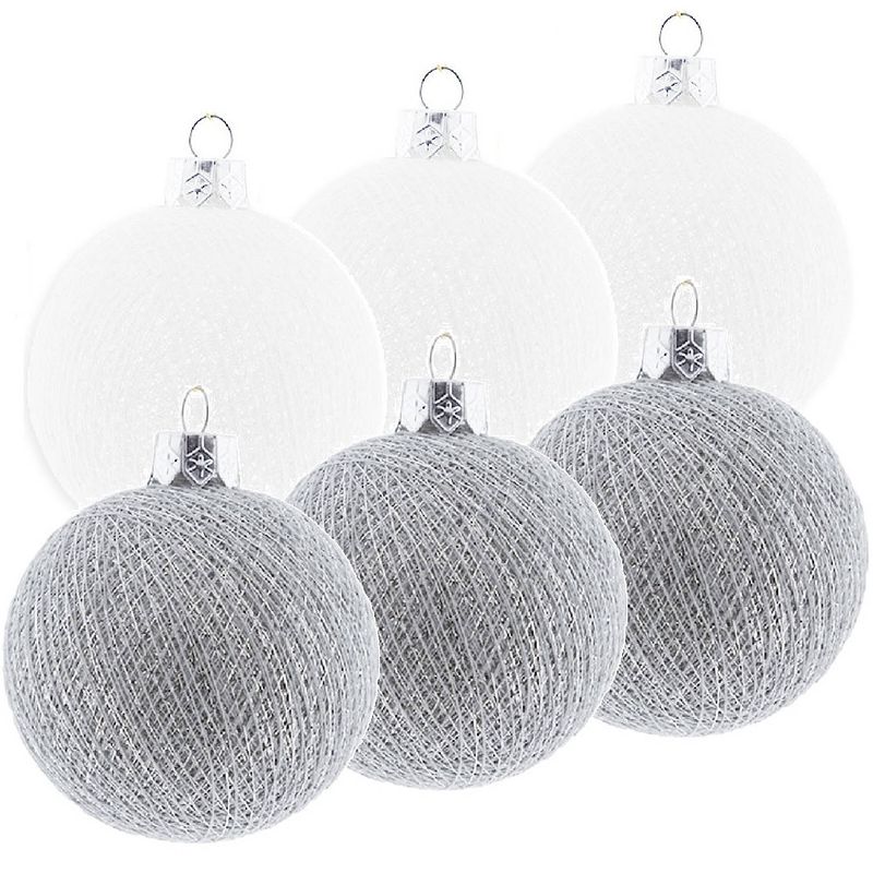 Foto van 6x wit/zilveren cotton balls kerstballen decoratie 6,5 cm - kerstbal