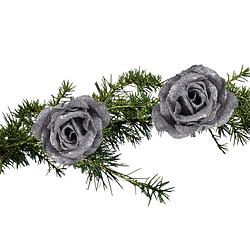 Foto van 2x stuks kerstboomversiering bloemen op clip zilver en besneeuwd 9 cm - kunstbloemen