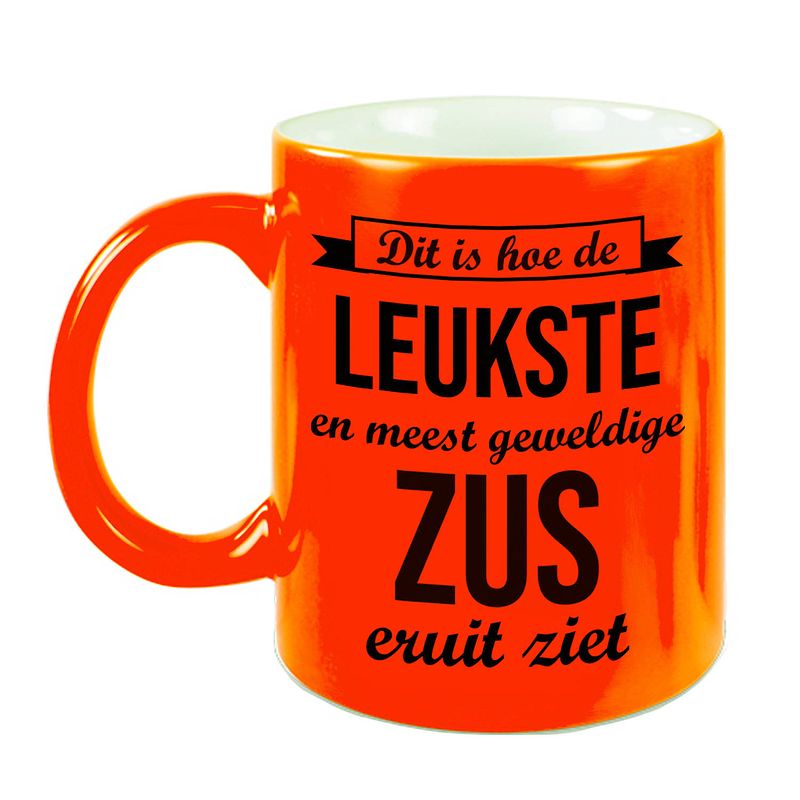 Foto van Leukste en meest geweldige zus cadeau koffiemok / theebeker neon oranje 330 ml - feest mokken