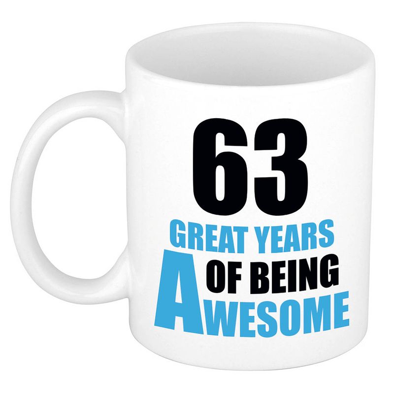 Foto van 63 great years of being awesome cadeau mok / beker wit en blauw - feest mokken