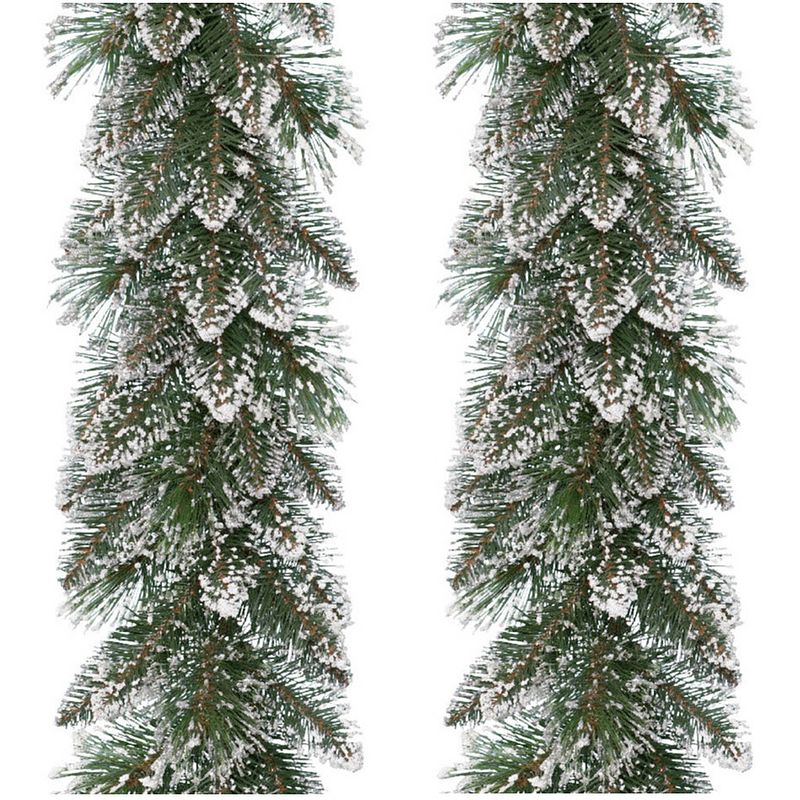 Foto van Set van 2x stuks kerst dennenslinger guirlandes groen met sneeuw 30 x 270 cm - guirlandes