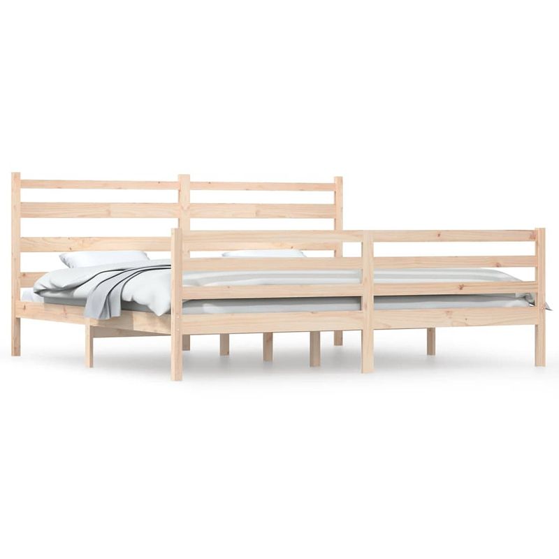 Foto van The living store houten bedframe - classic - 205.5 x 206 x 100 cm - massief grenenhout - 200 x 200 cm - montage vereist