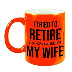 Foto van I tried to retire but now i work for my wife pensioen mok / beker neon oranje afscheidscadeau 330 ml - feest mokken