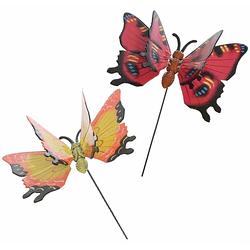 Foto van 2x stuks metalen deco vlinders rood en geel van 17 x 60 cm op tuinstekers - dieren decoratie tuin beeldjes/beelden