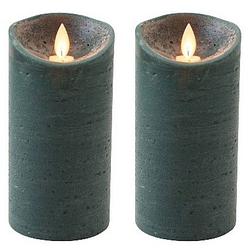Foto van 2x antiek groene led kaars / stompkaars met bewegende vlam 15 cm - led kaarsen