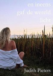 Foto van En ineens gaf de wereld licht - judith pieters - paperback (9789464654929)