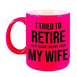 Foto van I tried to retire but now i work for my wife pensioen mok / beker neon roze afscheidscadeau 330 ml - feest mokken