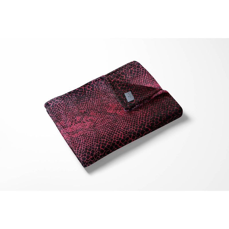 Foto van Linnick flanel fleece deken snake - bordeaux/zwart - 140x200cm