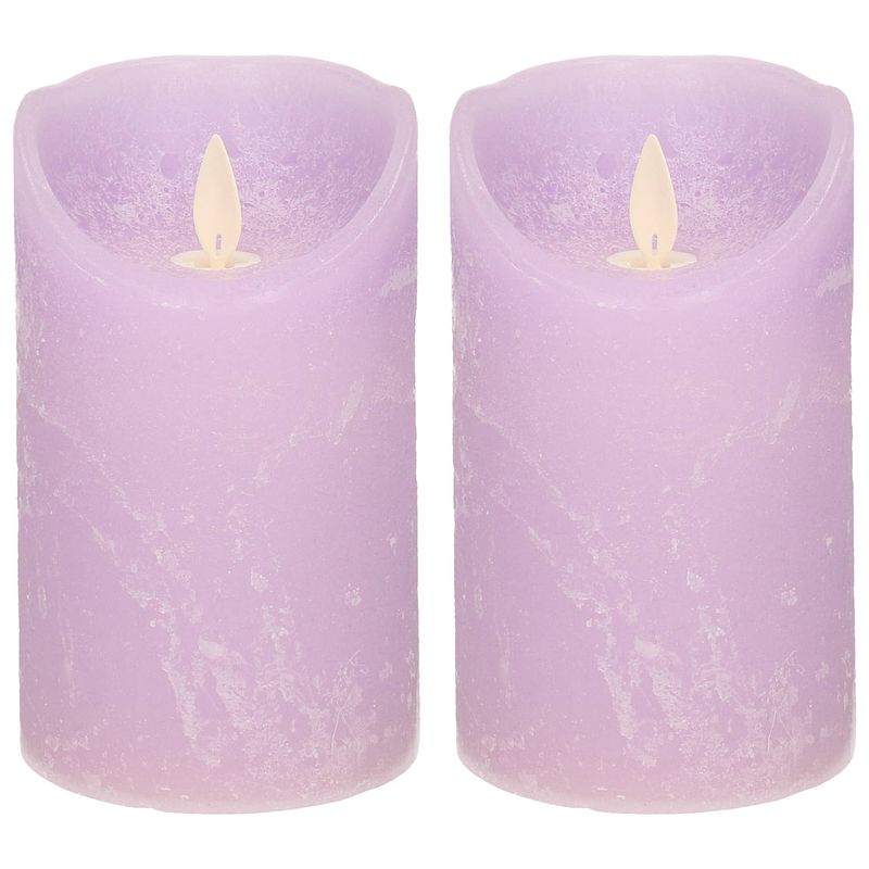 Foto van 2x lila paarse led kaarsen / stompkaarsen met bewegende vlam 12,5 cm - led kaarsen