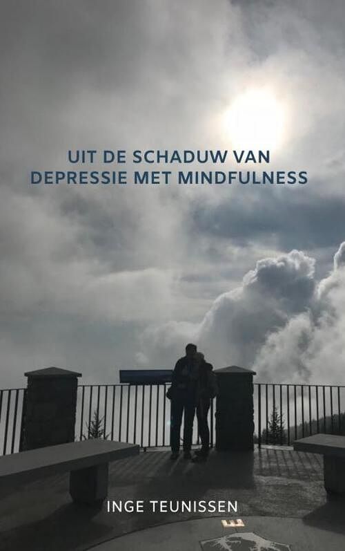 Foto van Uit de schaduw van depressie met mindfulness - inge teunissen - paperback (9789403622415)