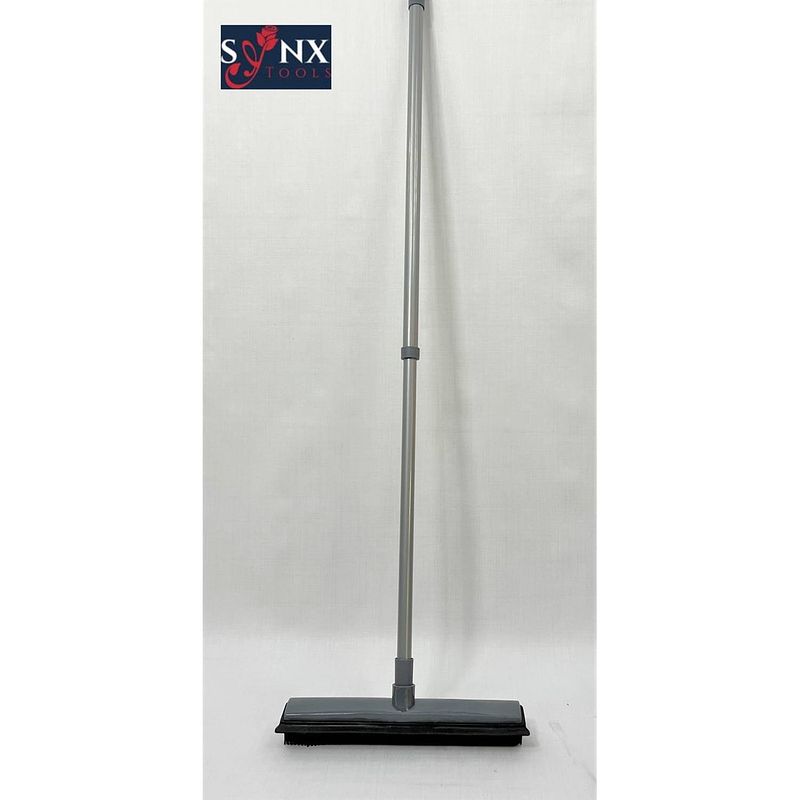 Foto van Synx tools rubberen bezem met steel - kappersbezem - 30cm - pet hair remover bezems - huisdierhaar verwijderaar bezem bi