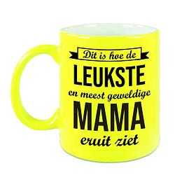 Foto van Leukste en meest geweldige mama cadeau koffiemok / theebeker neon geel 330 ml - feest mokken