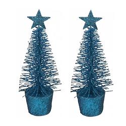 Foto van Set van 2x stuks klein blauw kerstboompjes 15 cm - kunstkerstboom