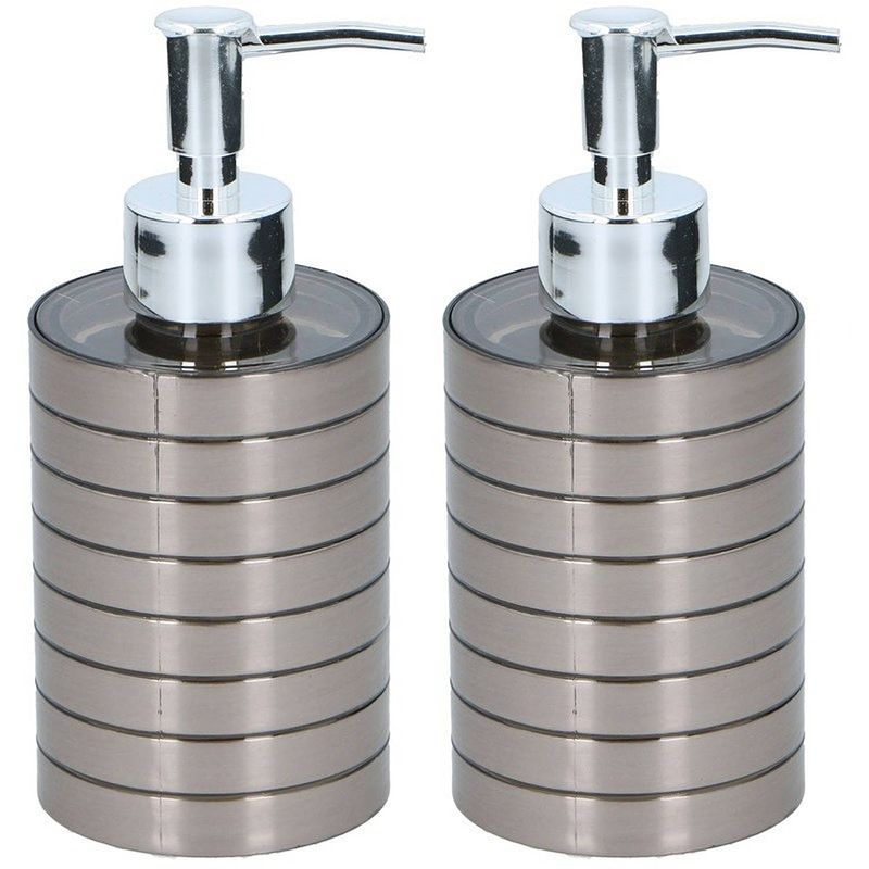 Foto van 2x zeeppompjes/zeepdispensers 300 ml zilver - zeeppompjes