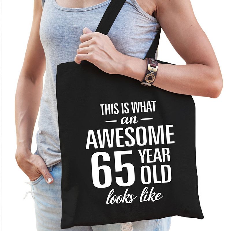 Foto van Awesome 65 year / 65 jaar cadeau tas zwart voor dames - feest boodschappentassen