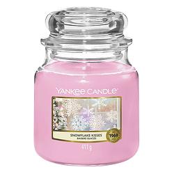 Foto van Yankee candle geurkaars medium snowflake kisses - 13 cm / ø 11 cm