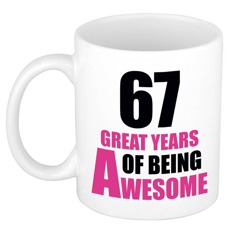 Foto van 67 great years of being awesome cadeau mok / beker wit en roze - feest mokken