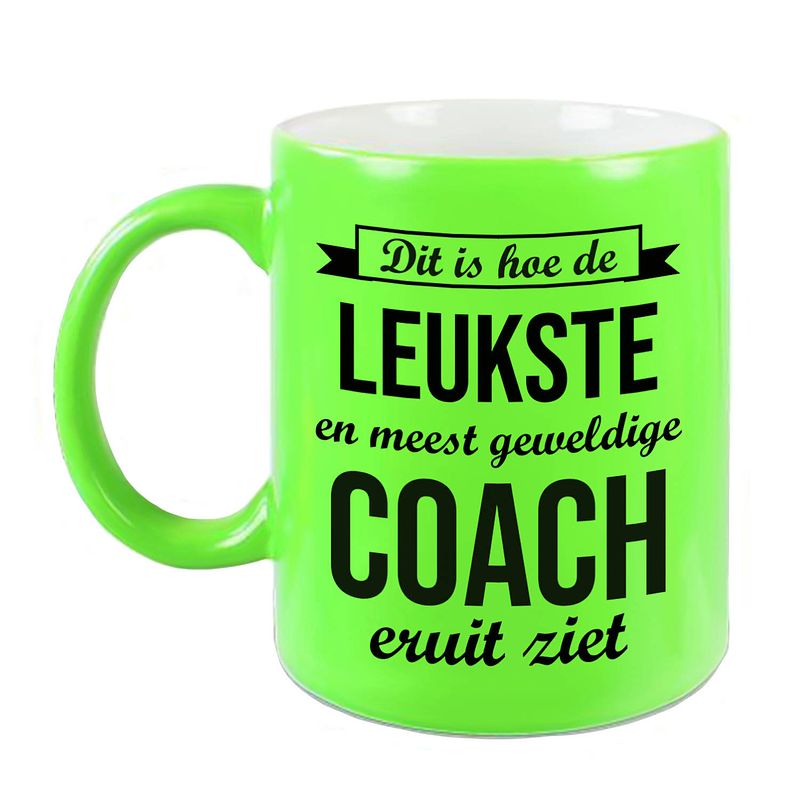 Foto van Leukste en meest geweldige coach cadeau koffiemok / theebeker neon groen 330 ml - feest mokken