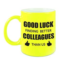 Foto van Good luck finding better colleagues than us mok / beker neon geel bedankt cadeau collega 300 ml - feest mokken