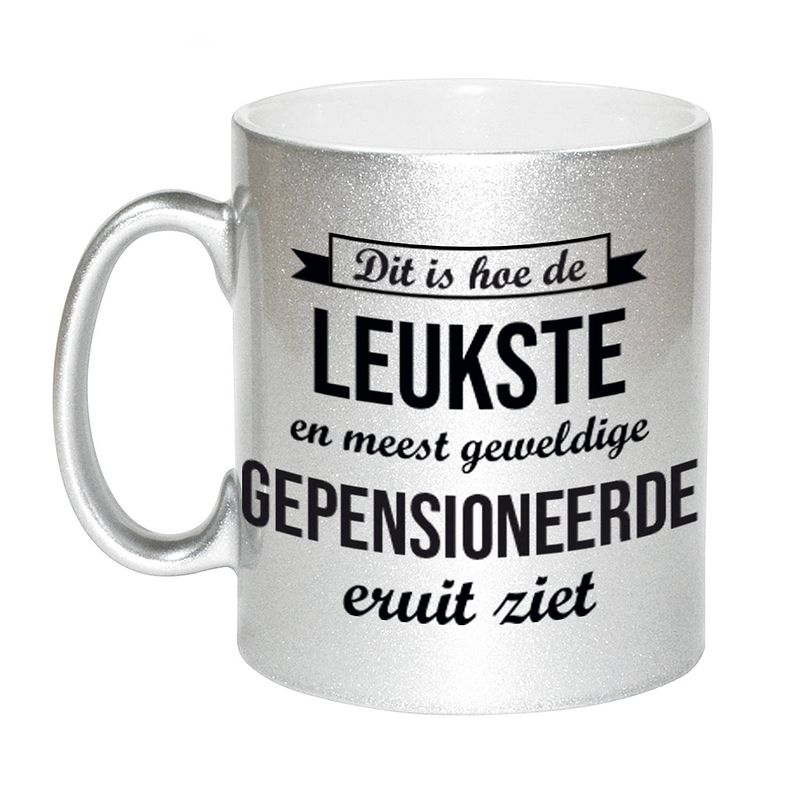 Foto van Hoe de leukste gepensioneerde eruitziet mok / beker zilver bedankt cadeau collega 330 ml - feest mokken