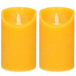 Foto van 2x oker gele led kaarsen / stompkaarsen met bewegende vlam 12,5 - led kaarsen
