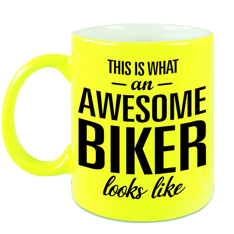 Foto van Awesome biker cadeau mok / beker neon geel 330 ml - feest mokken