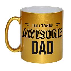 Foto van Vader cadeau gouden mok / beker i am a freaking awesome dad - feest mokken